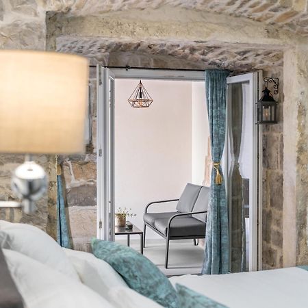 Heritage Apartman Geza In Centar With Private Parking Kastela Exterior photo