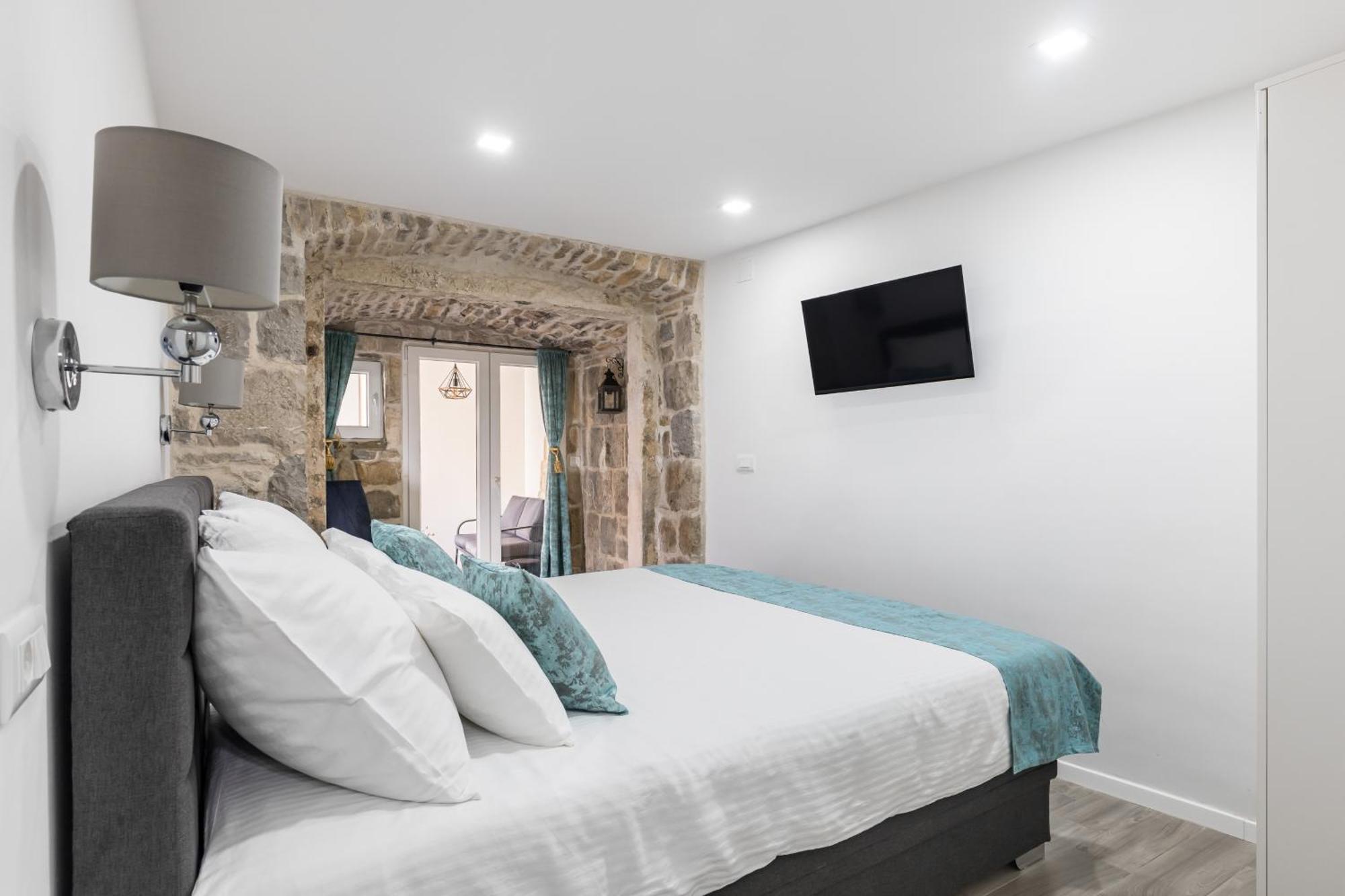 Heritage Apartman Geza In Centar With Private Parking Kastela Exterior photo